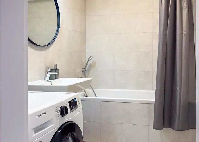 Little Rome - 2 Bedroom With Garden And Free Parking Trnava